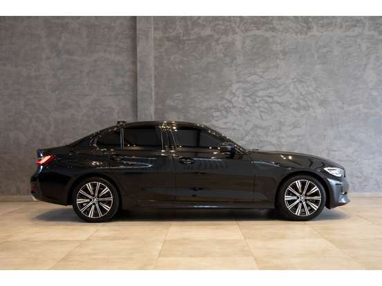 BMW-320i-2022