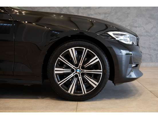 BMW-320i-2022