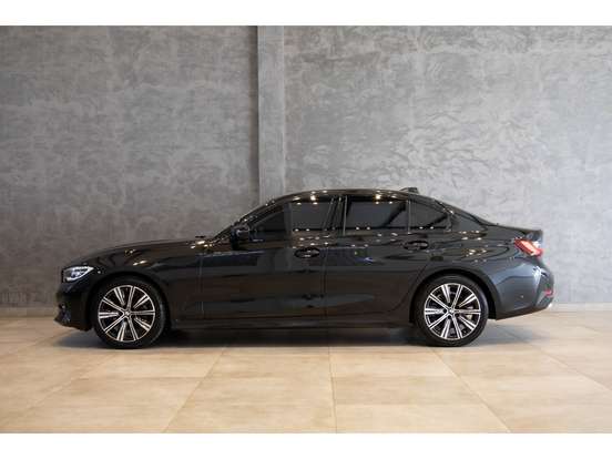 BMW-320i-2022