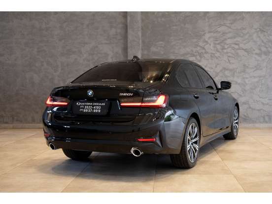 BMW-320i-2022