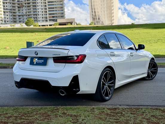BMW-320i-2023