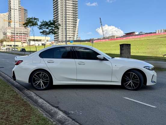 BMW-320i-2023