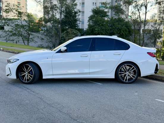 BMW-320i-2023