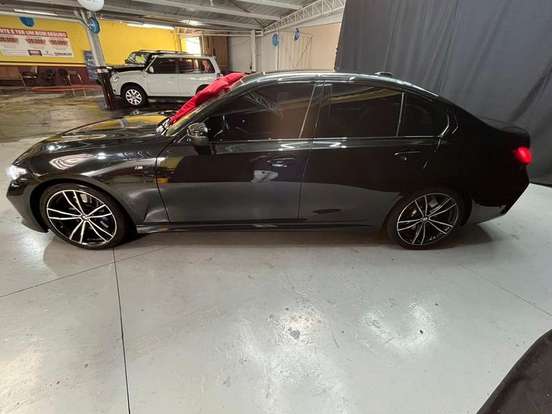 BMW-320i-2023