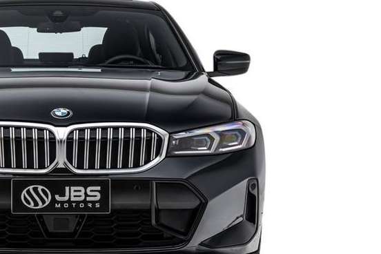 BMW-320i-2022