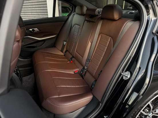 BMW-320i-2023