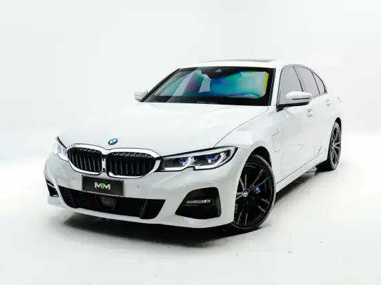 BMW-330e-2021