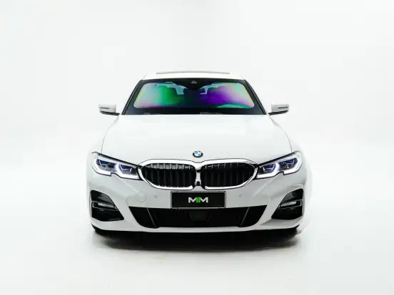 BMW-330e-2021