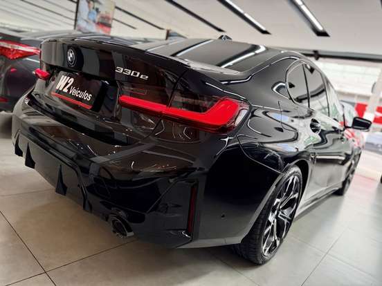 BMW-330e-2024