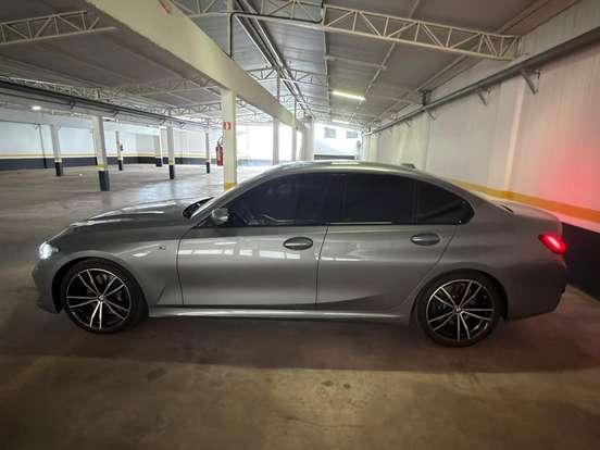 BMW-320i-2023