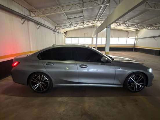 BMW-320i-2023