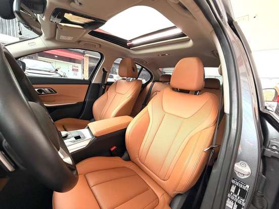 BMW-320i-2022