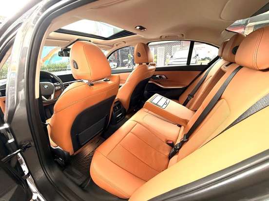BMW-320i-2022
