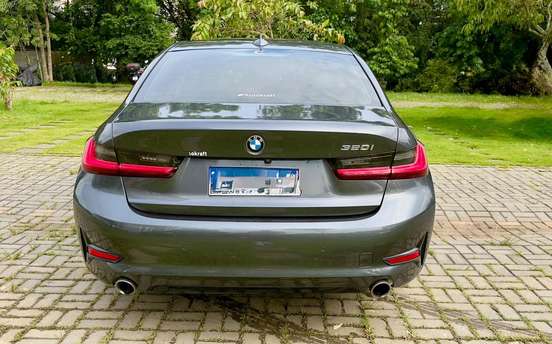 BMW-320i-2022