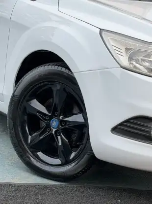 FORD-FOCUS-2012