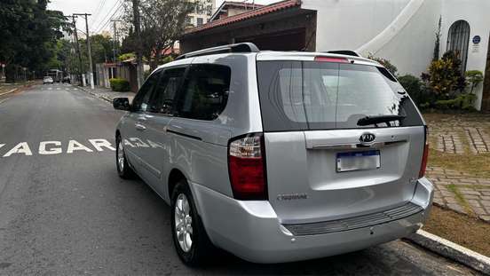 KIA-CARNIVAL-2008