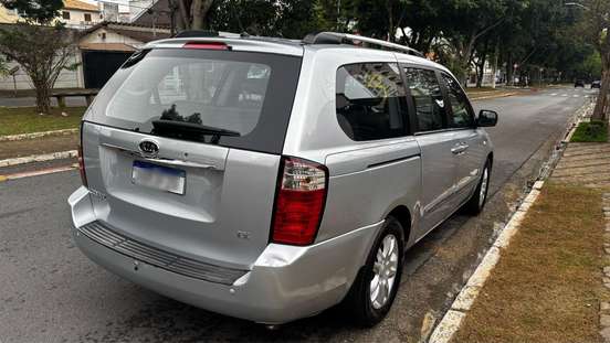 KIA-CARNIVAL-2008