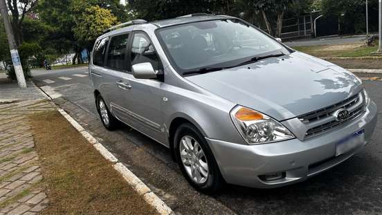 KIA-CARNIVAL-2008