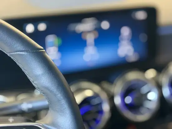 MERCEDES-BENZ-GLB 200-2023
