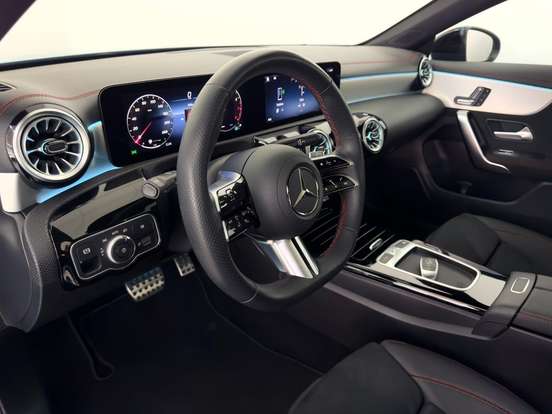 MERCEDES-BENZ-GLA 200-2023