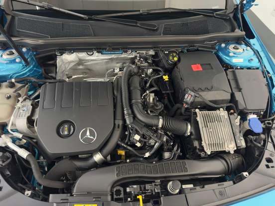 MERCEDES-BENZ-GLA 200-2023