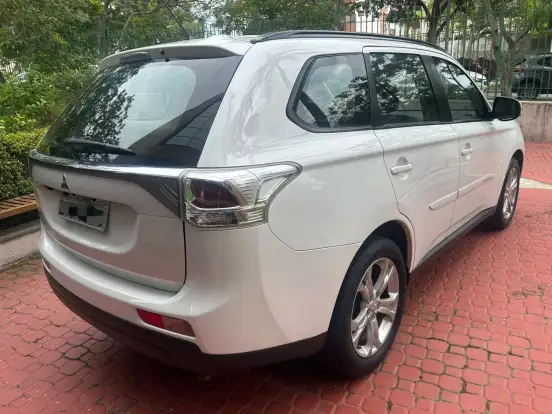 MITSUBISHI-OUTLANDER-2013