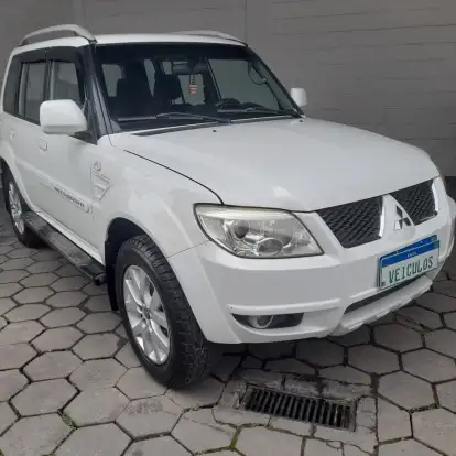 MITSUBISHI-PAJERO-2012