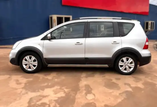 NISSAN-LIVINA-2013