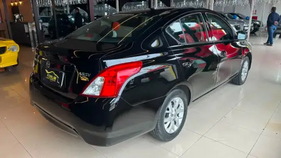 NISSAN-VERSA-2020