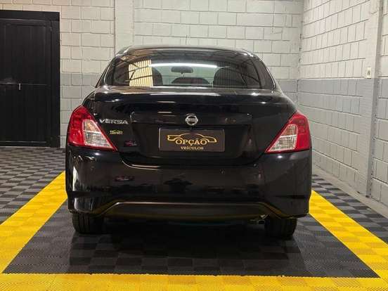 NISSAN-VERSA-2018