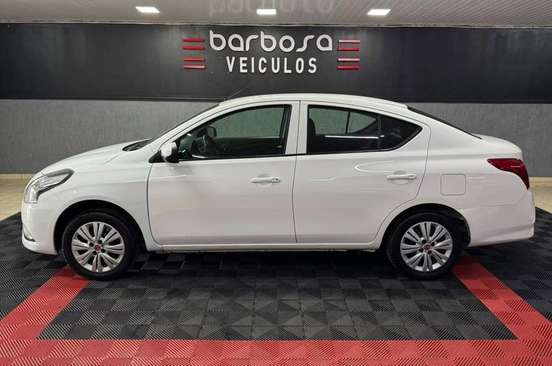 NISSAN-VERSA-2017