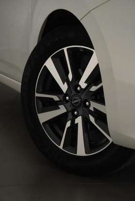 NISSAN-VERSA-2023