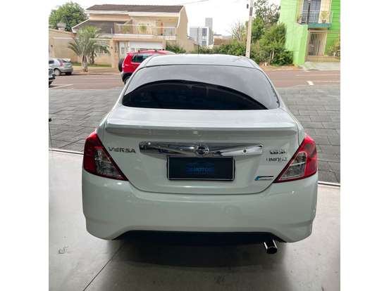 NISSAN-VERSA-2017
