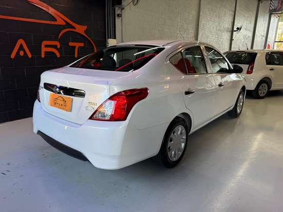 NISSAN-VERSA-2020
