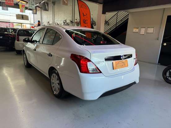 NISSAN-VERSA-2020