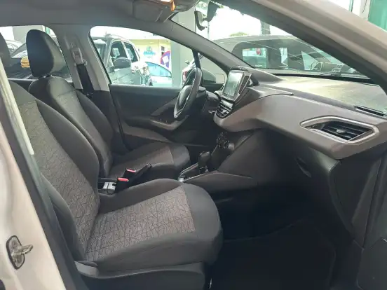 PEUGEOT-208-2019