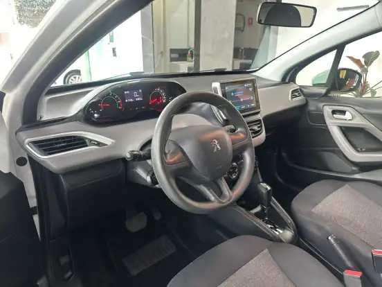 PEUGEOT-208-2019