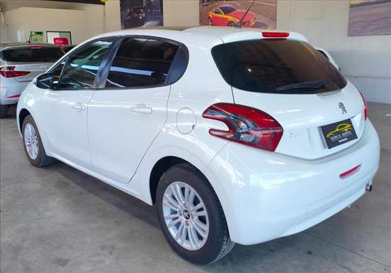 PEUGEOT-208-2018