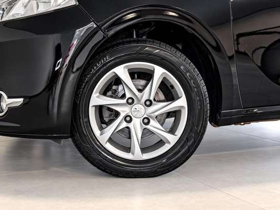PEUGEOT-208-2013