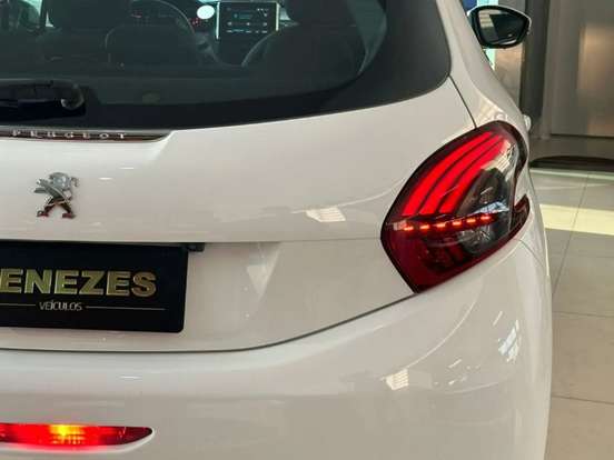 PEUGEOT-208-2019