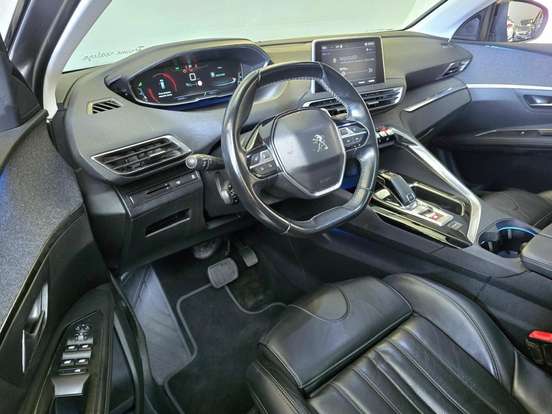 PEUGEOT-5008-2017