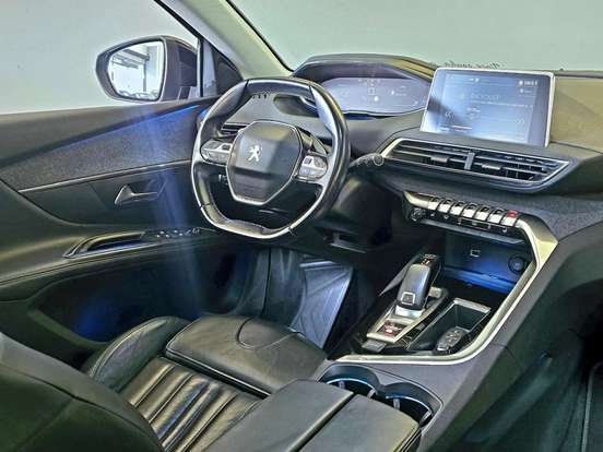 PEUGEOT-5008-2017