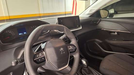 PEUGEOT-208-2021