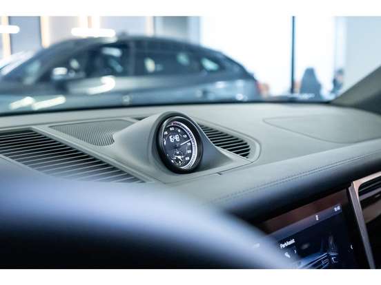 PORSCHE-MACAN-2025