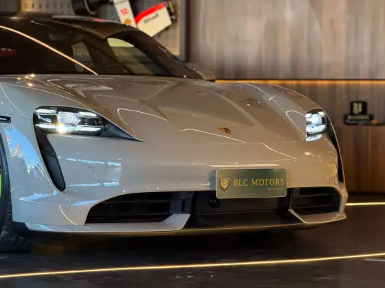 PORSCHE-TAYCAN-2021