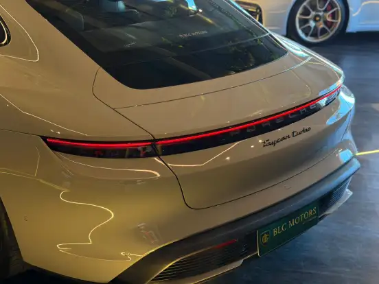 PORSCHE-TAYCAN-2021