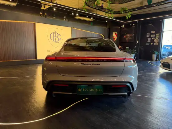 PORSCHE-TAYCAN-2021