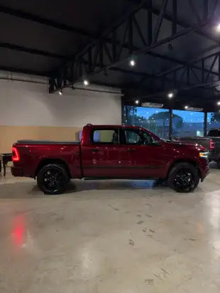 RAM-1500-5.7 V8 GASOLINA LIMITED NIGHT EDITION CD 4X4 AUTOMÁTICO RAM-1500-2023