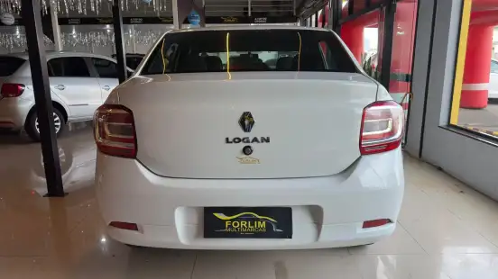 RENAULT-LOGAN-2022