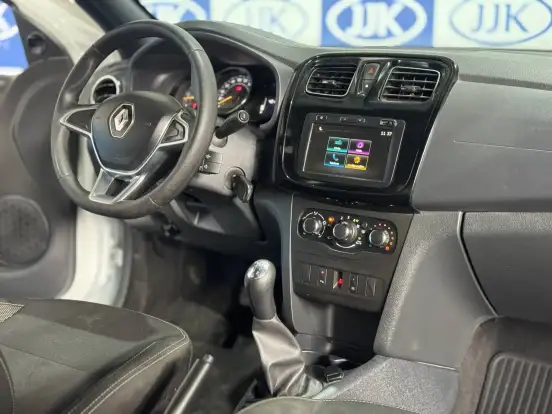 RENAULT-LOGAN-2024